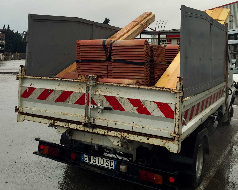 Camion de transport en livraison